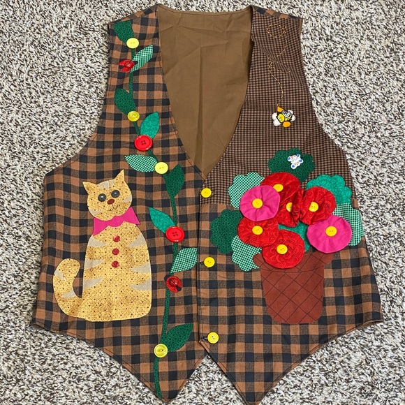 Charming Checkered Vest with Cat and Floral Design - Picture 6 of 9